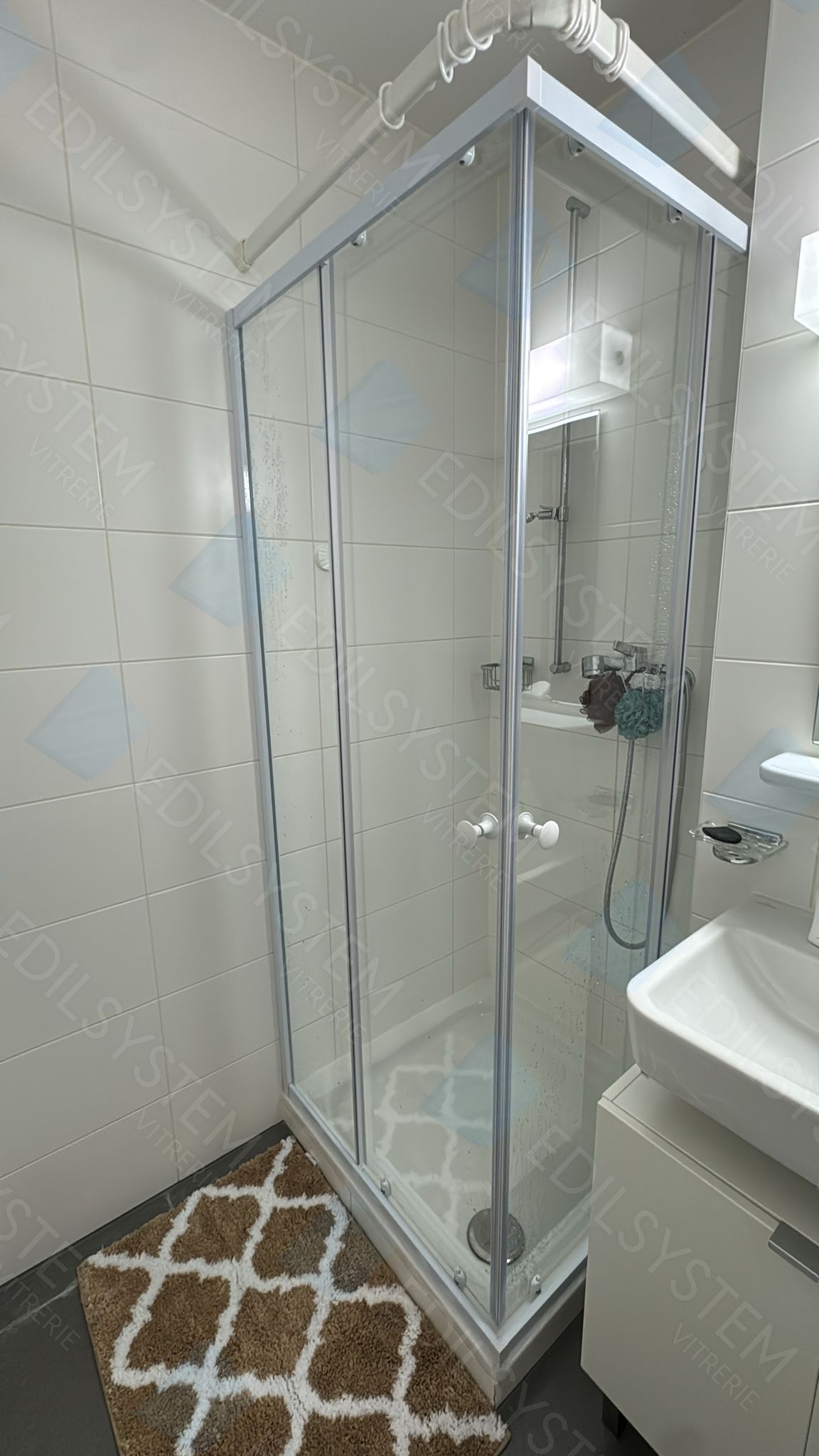 Travaux de vitrerie par Vitrerie EDILSYSTEM à Genève : installation de cabines de douche, garde-corps en verre, vitrines, fenêtres, portes vitrées, miroirs sur mesure, remplacement de vitres cassées – interventions à Carouge, Chêne-Bourg, Lancy, Meyrin, Vernier, Onex et dans tout le canton de Genève.