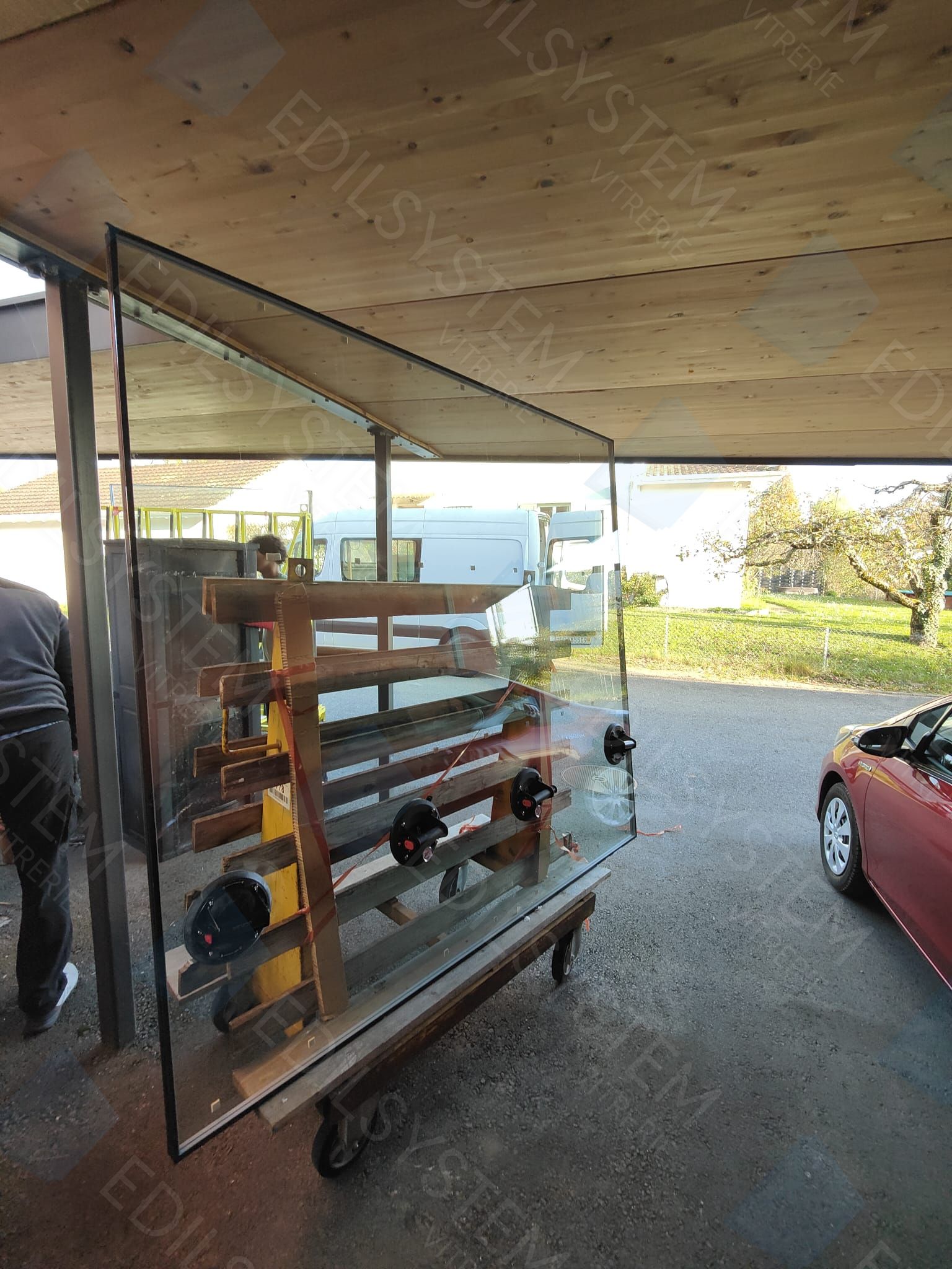 Travaux de vitrerie par Vitrerie EDILSYSTEM à Genève : installation de cabines de douche, garde-corps en verre, vitrines, fenêtres, portes vitrées, miroirs sur mesure, remplacement de vitres cassées – interventions à Carouge, Chêne-Bourg, Lancy, Meyrin, Vernier, Onex et dans tout le canton de Genève.