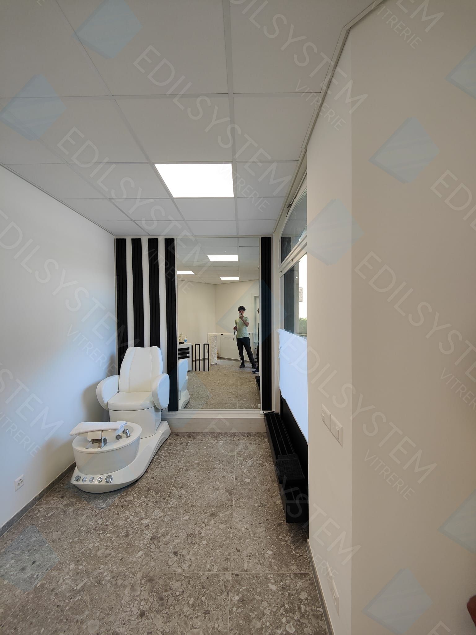 Travaux de vitrerie par Vitrerie EDILSYSTEM à Genève : installation de cabines de douche, garde-corps en verre, vitrines, fenêtres, portes vitrées, miroirs sur mesure, remplacement de vitres cassées – interventions à Carouge, Chêne-Bourg, Lancy, Meyrin, Vernier, Onex et dans tout le canton de Genève.