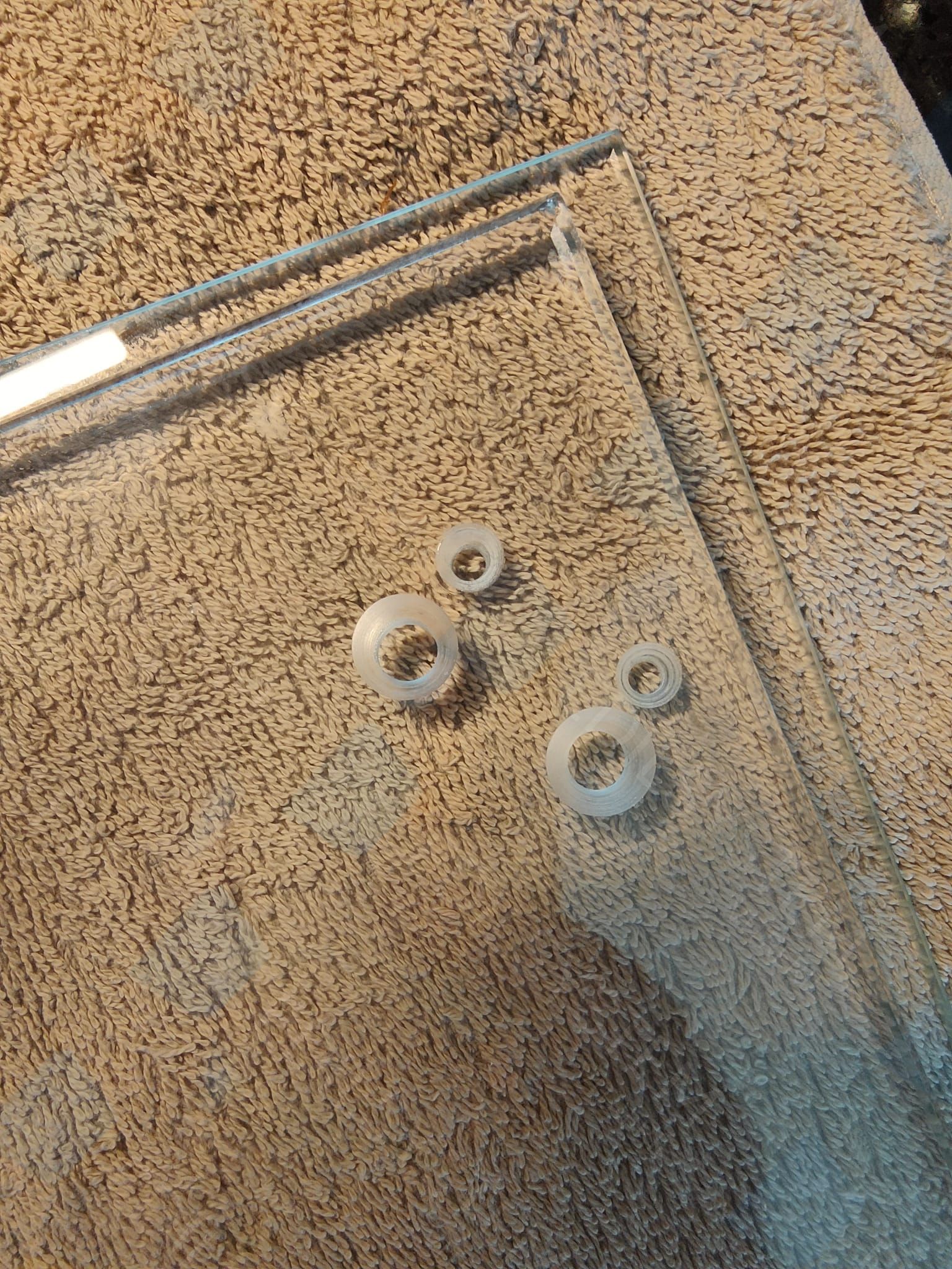 Travaux de vitrerie par Vitrerie EDILSYSTEM à Genève : installation de cabines de douche, garde-corps en verre, vitrines, fenêtres, portes vitrées, miroirs sur mesure, remplacement de vitres cassées – interventions à Carouge, Chêne-Bourg, Lancy, Meyrin, Vernier, Onex et dans tout le canton de Genève.