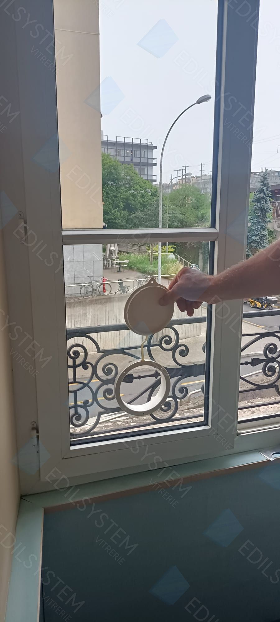 Travaux de vitrerie par Vitrerie EDILSYSTEM à Genève : installation de cabines de douche, garde-corps en verre, vitrines, fenêtres, portes vitrées, miroirs sur mesure, remplacement de vitres cassées – interventions à Carouge, Chêne-Bourg, Lancy, Meyrin, Vernier, Onex et dans tout le canton de Genève.