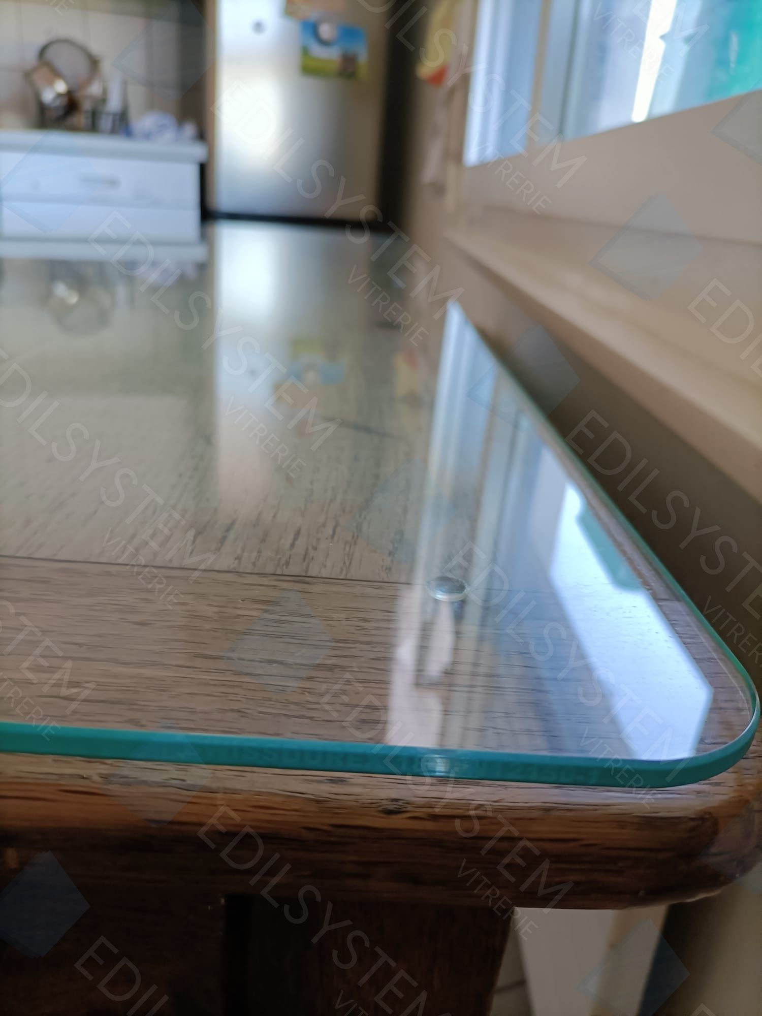 Travaux de vitrerie par Vitrerie EDILSYSTEM à Genève : installation de cabines de douche, garde-corps en verre, vitrines, fenêtres, portes vitrées, miroirs sur mesure, remplacement de vitres cassées – interventions à Carouge, Chêne-Bourg, Lancy, Meyrin, Vernier, Onex et dans tout le canton de Genève.