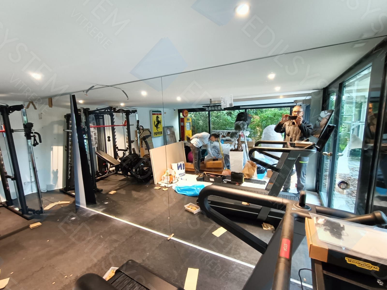 Travaux de vitrerie par Vitrerie EDILSYSTEM à Genève : installation de cabines de douche, garde-corps en verre, vitrines, fenêtres, portes vitrées, miroirs sur mesure, remplacement de vitres cassées – interventions à Carouge, Chêne-Bourg, Lancy, Meyrin, Vernier, Onex et dans tout le canton de Genève.