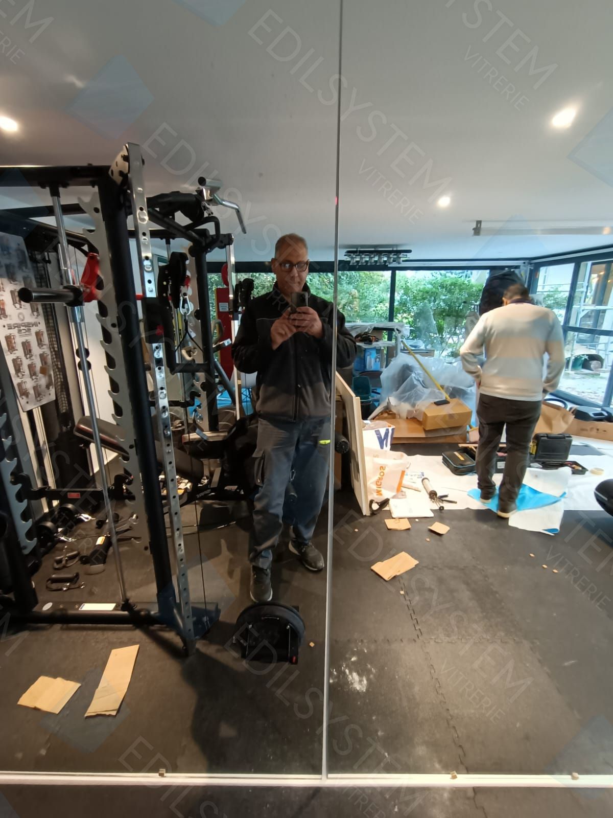 Travaux de vitrerie par Vitrerie EDILSYSTEM à Genève : installation de cabines de douche, garde-corps en verre, vitrines, fenêtres, portes vitrées, miroirs sur mesure, remplacement de vitres cassées – interventions à Carouge, Chêne-Bourg, Lancy, Meyrin, Vernier, Onex et dans tout le canton de Genève.