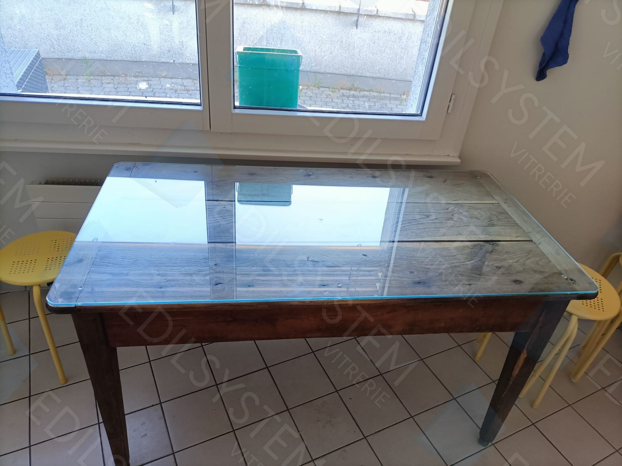 Travaux de vitrerie par Vitrerie EDILSYSTEM à Genève : installation de cabines de douche, garde-corps en verre, vitrines, fenêtres, portes vitrées, miroirs sur mesure, remplacement de vitres cassées – interventions à Carouge, Chêne-Bourg, Lancy, Meyrin, Vernier, Onex et dans tout le canton de Genève.