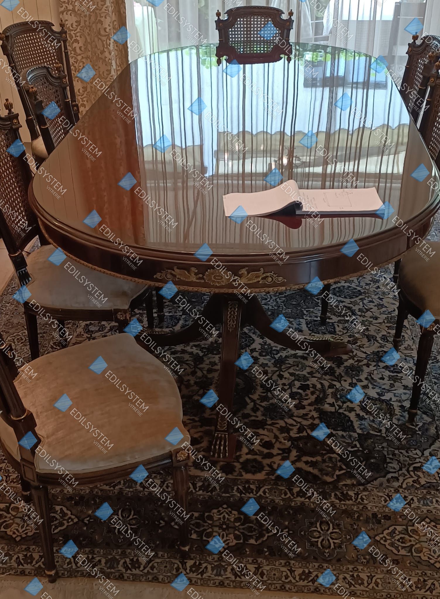 Travaux de vitrerie par Vitrerie EDILSYSTEM à Genève : installation de cabines de douche, garde-corps en verre, vitrines, fenêtres, portes vitrées, miroirs sur mesure, remplacement de vitres cassées – interventions à Carouge, Chêne-Bourg, Lancy, Meyrin, Vernier, Onex et dans tout le canton de Genève.